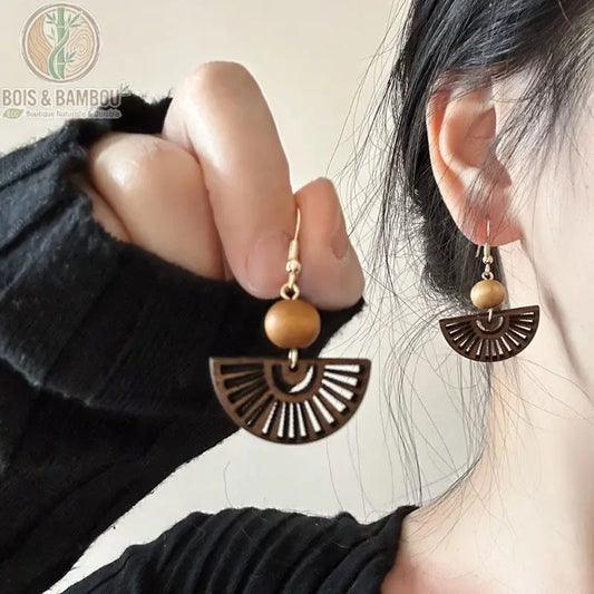 Boucles d'oreilles en bois ajouré pendantes, motif géométrique naturel vue de face