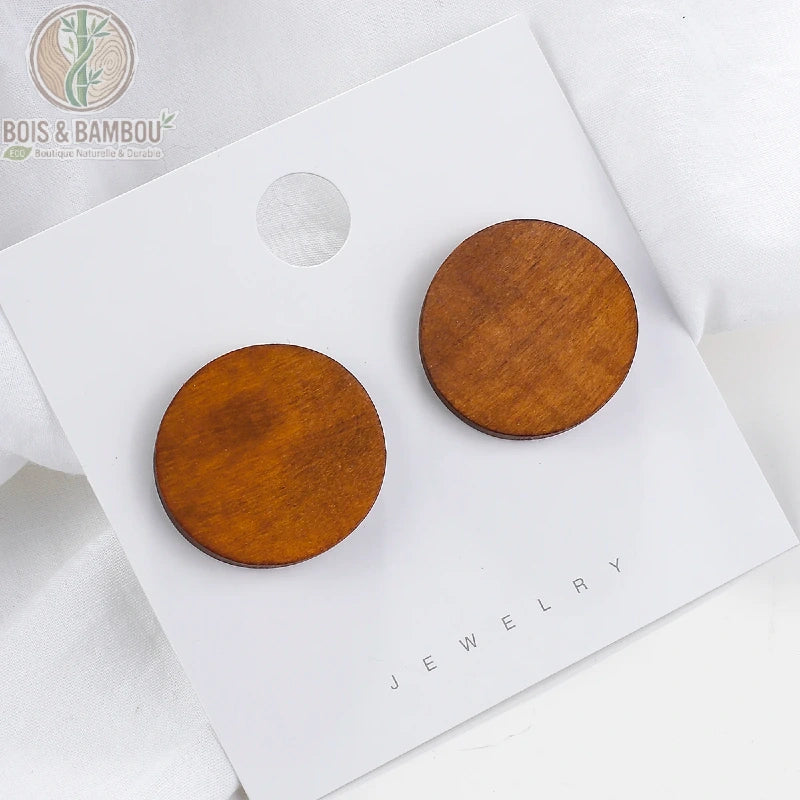 Boucles d'oreilles rondes en bois vintage coloris marron fond blanc