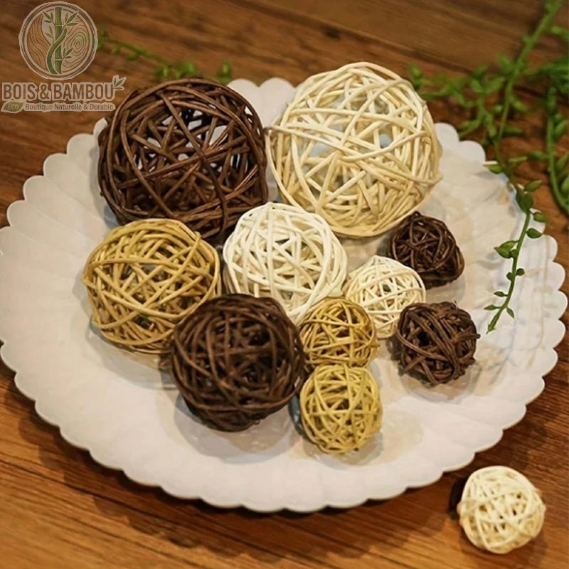 Boules en Rotin Tressé, un ensemble de sphères décoratives réalisées en rotin naturel entrelacé, disponibles en plusieurs tailles. Leur structure aérée et leur texture organique en font des éléments parfaits pour agrémenter un centre de table ou une composition décorative de style rustique.