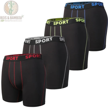 Boxer de sport en fibre de bambou. Quatre boxers noirs à jambes longues avec coutures et ceintures élastiques "SPORT" colorées en rouge, gris, vert et bleu, alignés sur fond blanc.