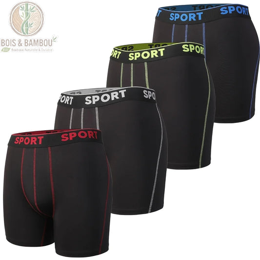 Boxer de sport en fibre de bambou. Quatre boxers noirs à jambes longues avec coutures et ceintures élastiques "SPORT" colorées en rouge, gris, vert et bleu, alignés sur fond blanc.