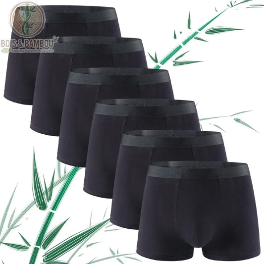 Boxer en fibre de bambou noir. Un lot de six boxers noirs identiques avec ceinture élastique assortie, disposés en diagonale sur un fond décoré de tiges de bambou vertes.