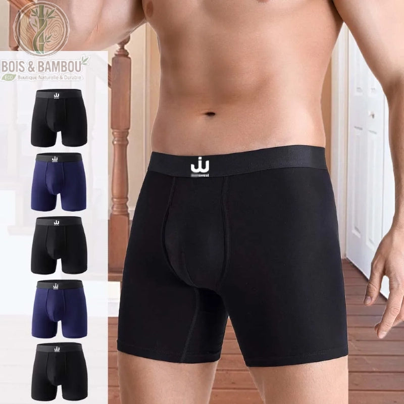 Boxer long en fibre de bambou. Un homme portant un boxer noir ajusté, avec une colonne latérale présentant des modèles noirs et bleus marine. Confort et maintien en textile durable.