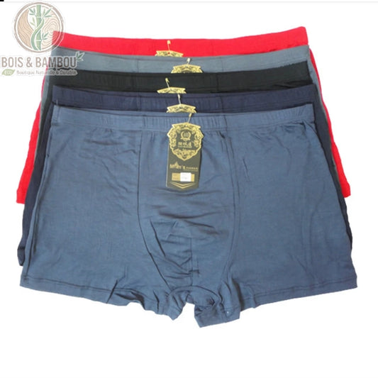 Boxer pour homme en fibre de bambou Noble. Une pile de boxers empilés déclinés en rouge, gris, noir, bleu marine et bleu acier, chacun avec une étiquette dorée de qualité supérieure.