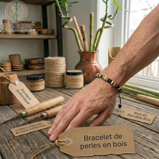 Bracelet de perles en bois pour hommes porté au poignet sur un établi d'artisan avec des outils et des étiquettes kraft.