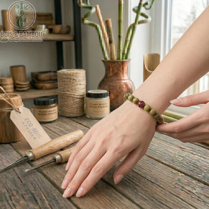 Bracelet en bois de santal vert naturel et perles de Lotus porté au poignet dans un atelier d'artisanat du bois.