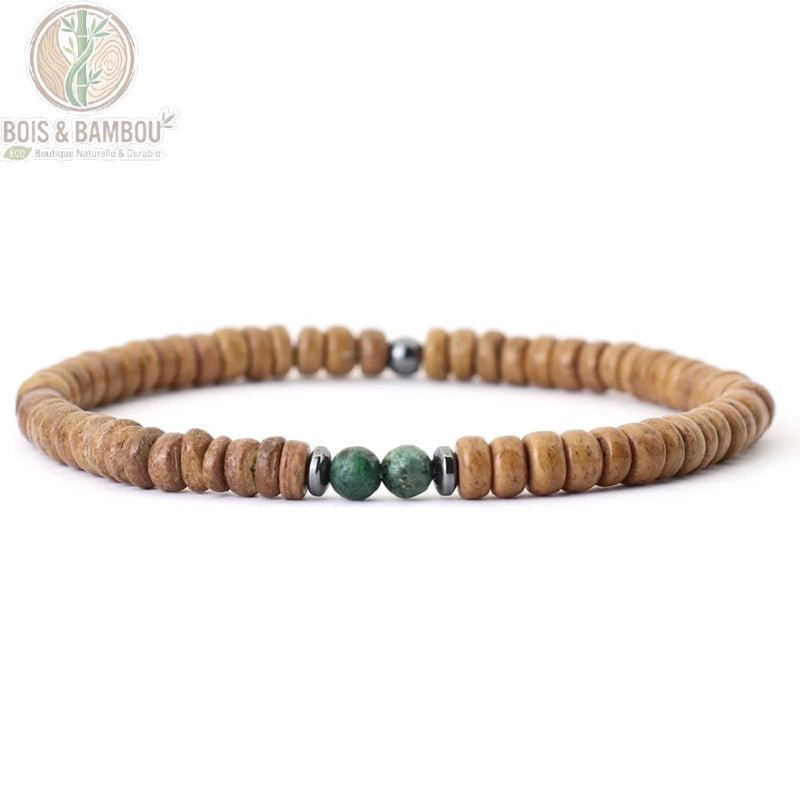 Bracelet perles de coco homme avec pierre de paon bleu-vert centrale fond neutre vue de face