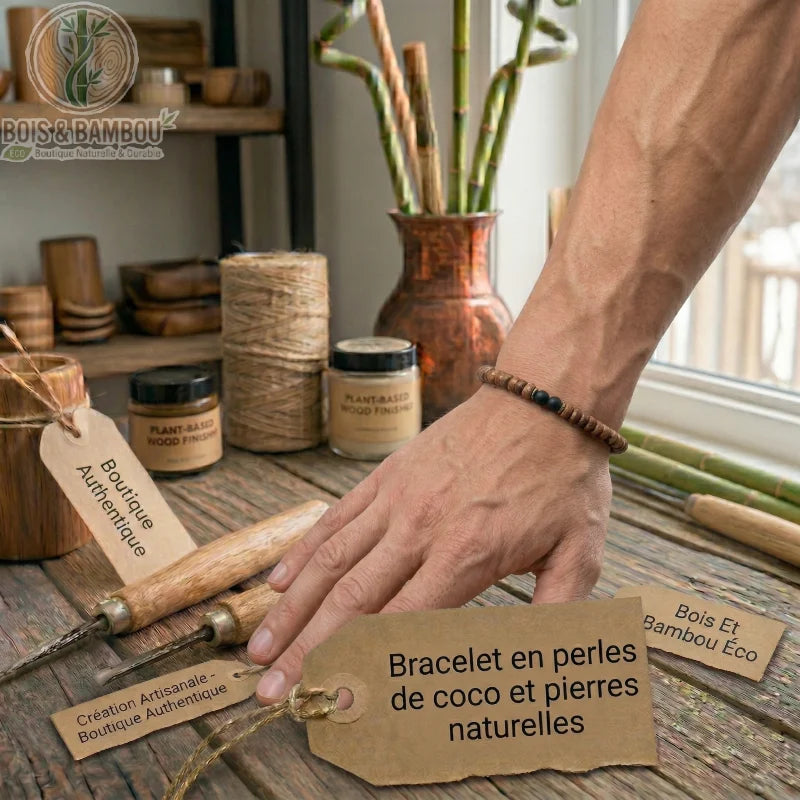 Bracelet en perles de coco et pierres naturelles porté au poignet d'un artisan sur un établi avec des outils de menuiserie.