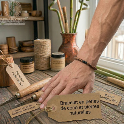 Bracelet en perles de coco et pierres naturelles porté au poignet d'un artisan sur un établi avec des outils de menuiserie.