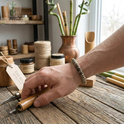 
Bracelet en perles de noix de coco porté par un artisan dans son atelier travaillant le bois avec un ciseau à sculpter.