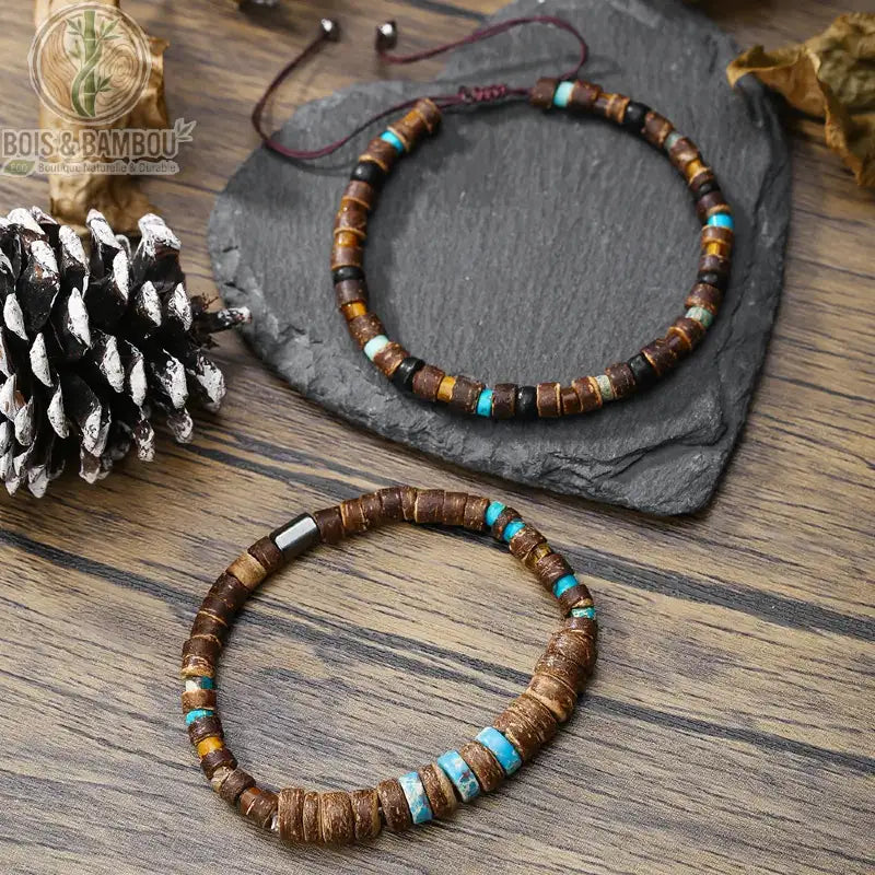 Deux bracelets extensibles en perles de bois rétro bohème modèles 1 et 2 rondelles brun turquoise sur ardoise et bois