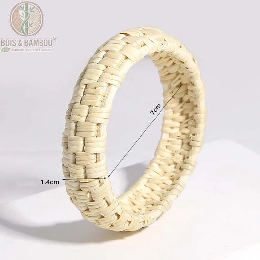 Bracelet large rotin et bambou tressé modèle 2 jonc rigide beige ivoire tressage serré fond blanc dimensions 7 cm