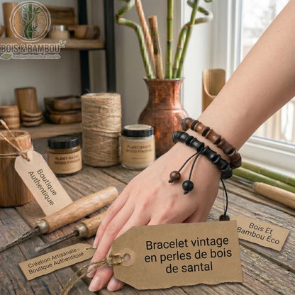 Bracelet vintage en perles de bois de santal porté au poignet, présenté sur un établi avec des outils de sculpture.
