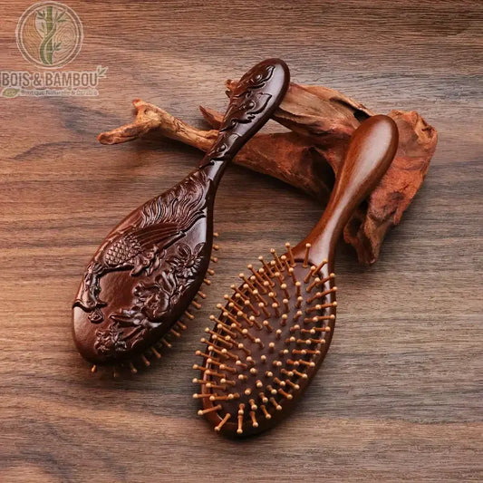 Deux brosses à cheveux en bois de santal, dos sculpté et face à dents bambou sur bois brut