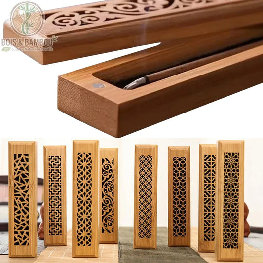 Boîte brûleur d'encens en bambou naturel avec couvercle sculpté ouvert laissant apparaître un bâtonnet d'encens fumant. En bas, alignement de plusieurs modèles aux motifs géométriques variés