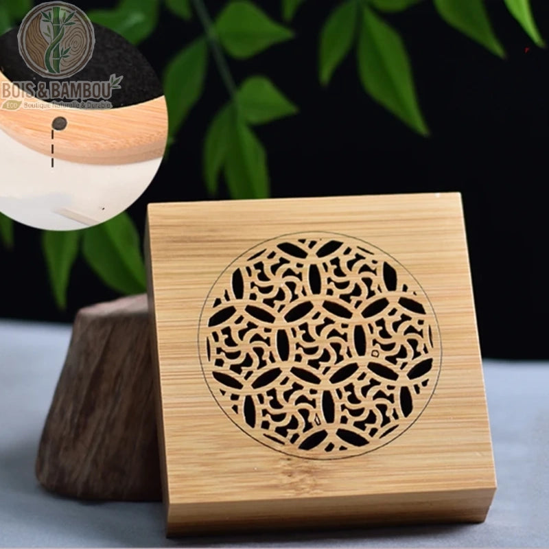 Brûleur encens bambou carré motif arabesques rondes, fond feutrine, pose sur support bois
