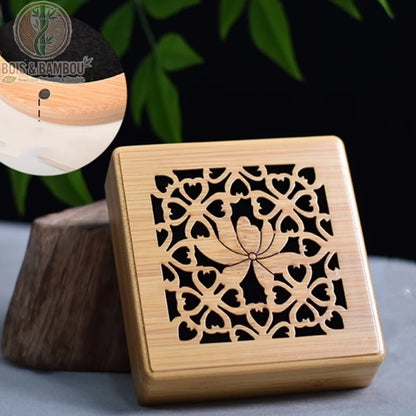 Brûleur encens bambou carré motif végétal coeur et lotus central, arabesque de fleurs