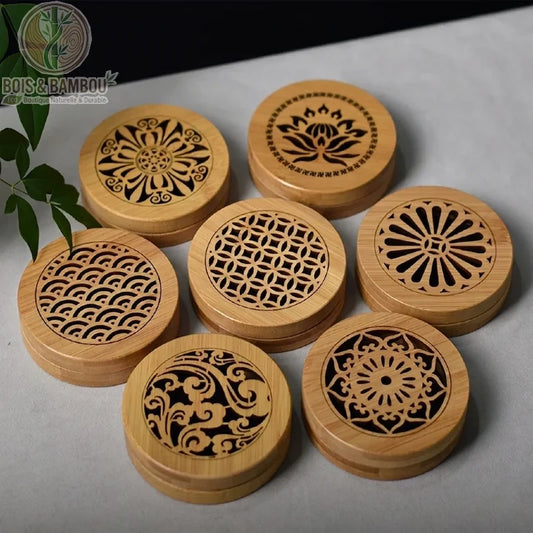Brûleur d'Encens en Bambou, un ensemble de sept boîtes circulaires en bois clair avec des couvercles finement ajourés, présentant chacun un motif géométrique ou floral unique pour une diffusion élégante du parfum.