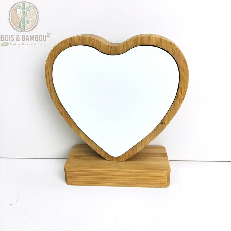Cadre photo bambou sublimable forme coeur sur socle, surface blanche prête pour impression