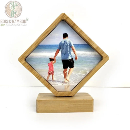 Cadre photo bambou sublimable forme losange sur socle avec photo père et enfant à la mer
