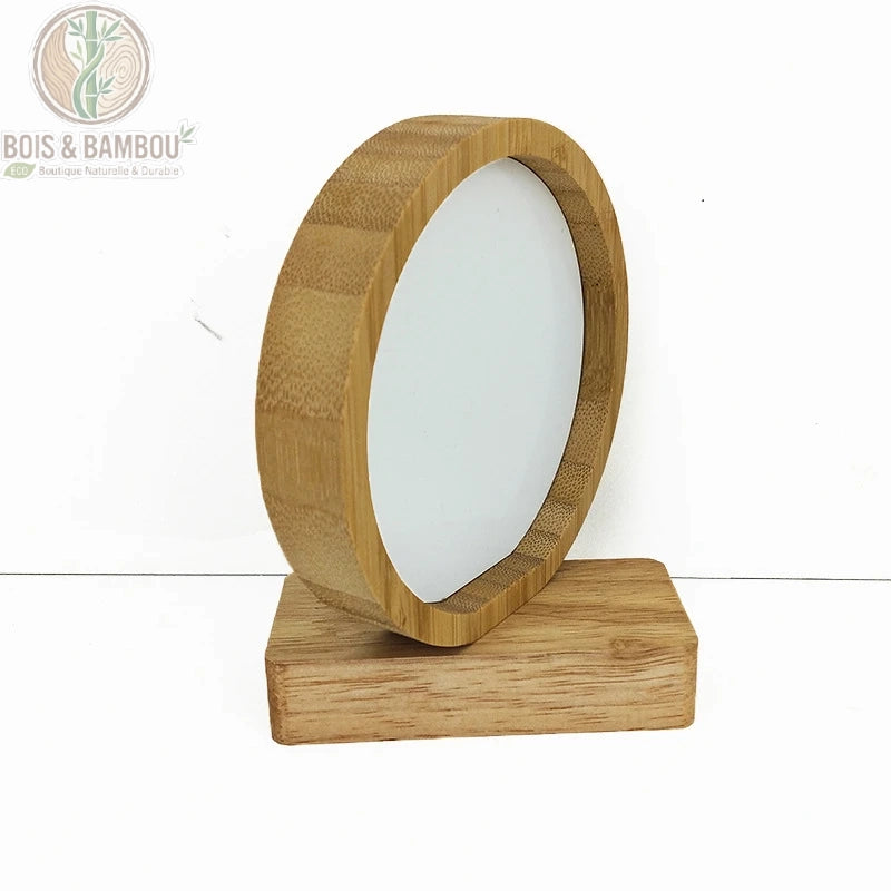 Cadre photo bambou sublimable forme ronde sur socle en bois naturel, vue de profil