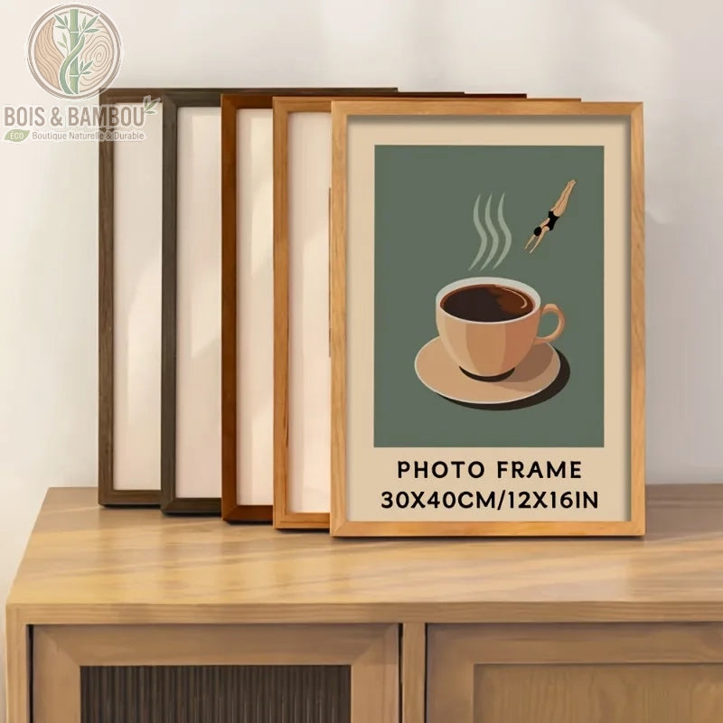 Cadre Photo en Bois de Pin, une sélection de cadres élégants en bois de différentes teintes naturelles, présentant une illustration vintage d'une tasse de café sur un meuble en bois massif.