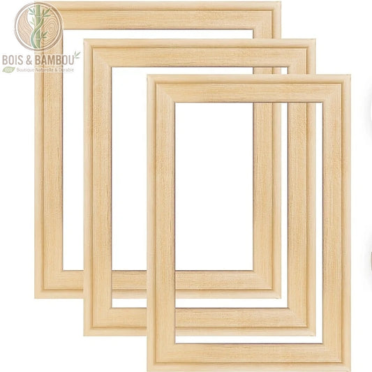 Cadre en Bois Naturel, un lot de trois cadres vides aux bordures moulurées en bois clair, superposés pour montrer leur texture grainée et leur finition authentique sur un fond blanc épuré.