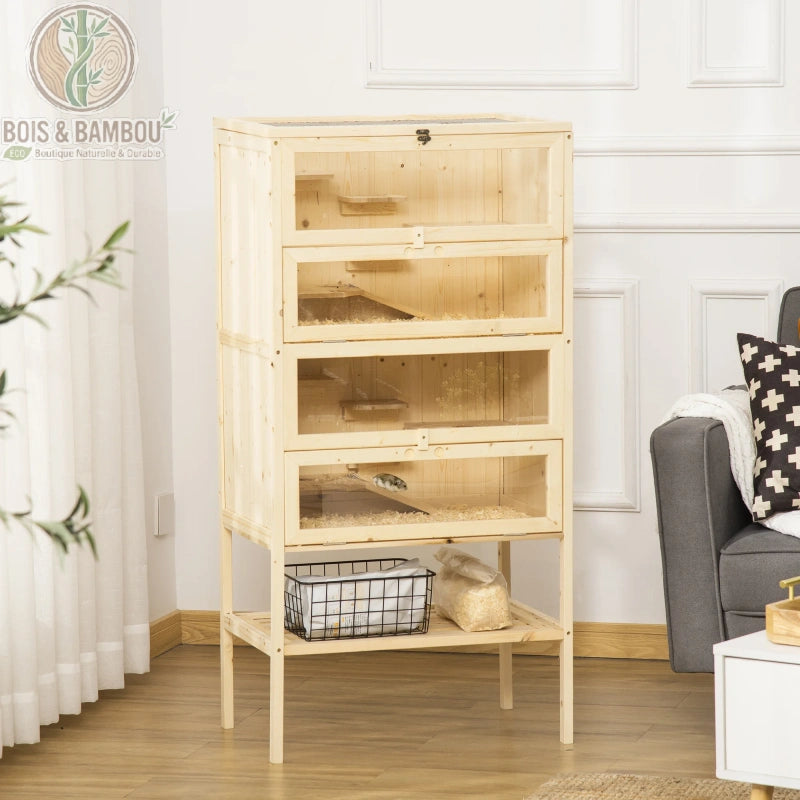 Cage à Hamster Grande Taille. Un habitat vertical en bois clair sur pieds avec quatre compartiments vitrés, des rampes intérieures et une étagère de rangement basse dans un salon.