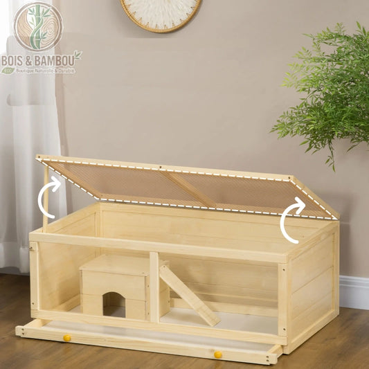 Cage à Hamster en Bois Petite Taille. Un habitat horizontal en bois clair doté d'un toit grillagé rabattable, d'une paroi vitrée, d'une cabane intérieure et d'un tiroir amovible.