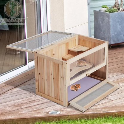 Cage à Hamster en Bois rectangulaire. Un habitat en bois clair avec toit grillagé ouvert, façades vitrées et plateformes intérieures où s'amusent deux hamsters sur une terrasse.