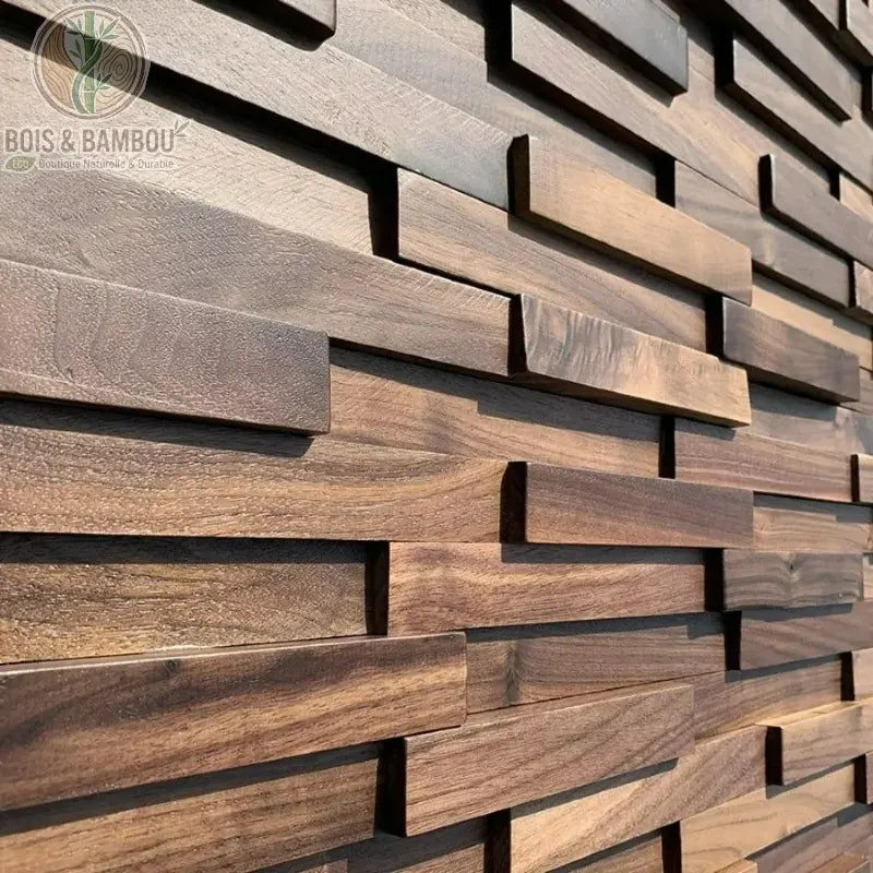 Carreaux de mosaïque en bois de noyer noir avec relief 3D. Fabrication artisanale mettant en valeur le grain naturel pour un revêtement mural chaleureux et luxueux.