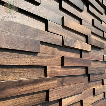 Carreaux de mosaïque en bois de noyer noir avec relief 3D. Fabrication artisanale mettant en valeur le grain naturel pour un revêtement mural chaleureux et luxueux.