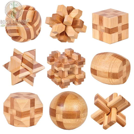 Casse-tête 3D en bambou. Une collection de neuf puzzles géométriques en bois bicolore, présentant diverses formes complexes comme des sphères, des cubes et des étoiles sur fond blanc.
