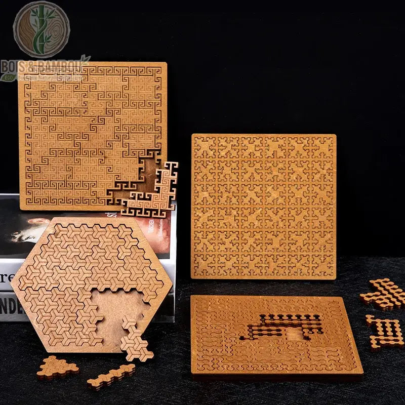 Casse-tête géométrique en bois. Quatre puzzles complexes aux motifs fractals et répétitifs, incluant des formes carrées et hexagonales en bois sombre avec des pièces découpées au laser.