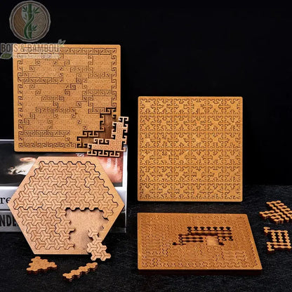 Casse-tête géométrique en bois. Quatre puzzles complexes aux motifs fractals et répétitifs, incluant des formes carrées et hexagonales en bois sombre avec des pièces découpées au laser.
