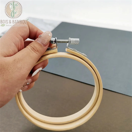 Detail vis de serrage metallique ajustable du cercle de broderie en bambou naturel