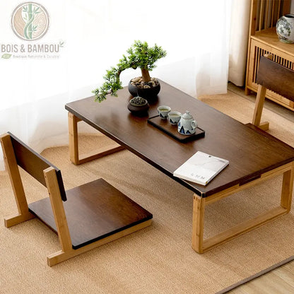 Chaise En Bambou Zaisu Zen Marron et naturel situation. Chaises de sol japonaises et table basse assortie en bambou bicolore, créant un espace de thé zen avec bonsaï et service traditionnel.