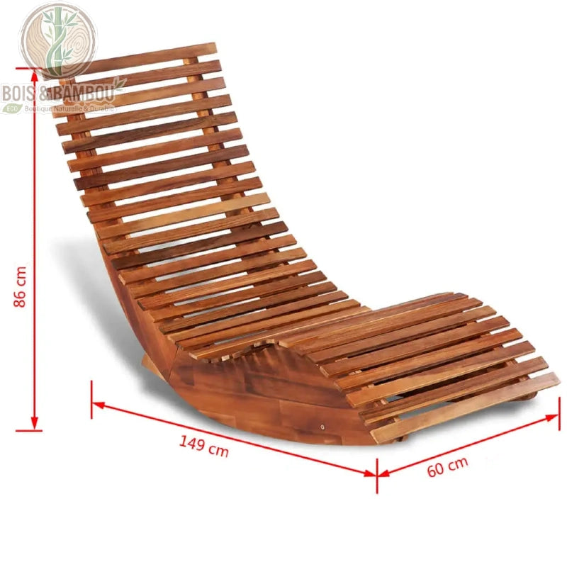 Chaise Longue a Bascule en Acacia dimension. Une chaise longue ergonomique en lattes de bois d'acacia avec une base incurvée pour basculer, affichant ses dimensions : 149 x 60 x 86 cm.