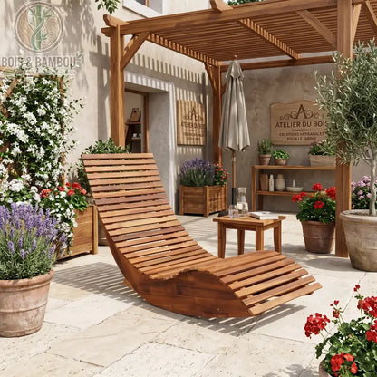 Chaise Longue à Bascule en Acacia. Un bain de soleil ergonomique en lattes de bois d'acacia brun, présentant une forme incurvée élégante pour un balancement relaxant sur fond blanc sur une terrasse fleurie 