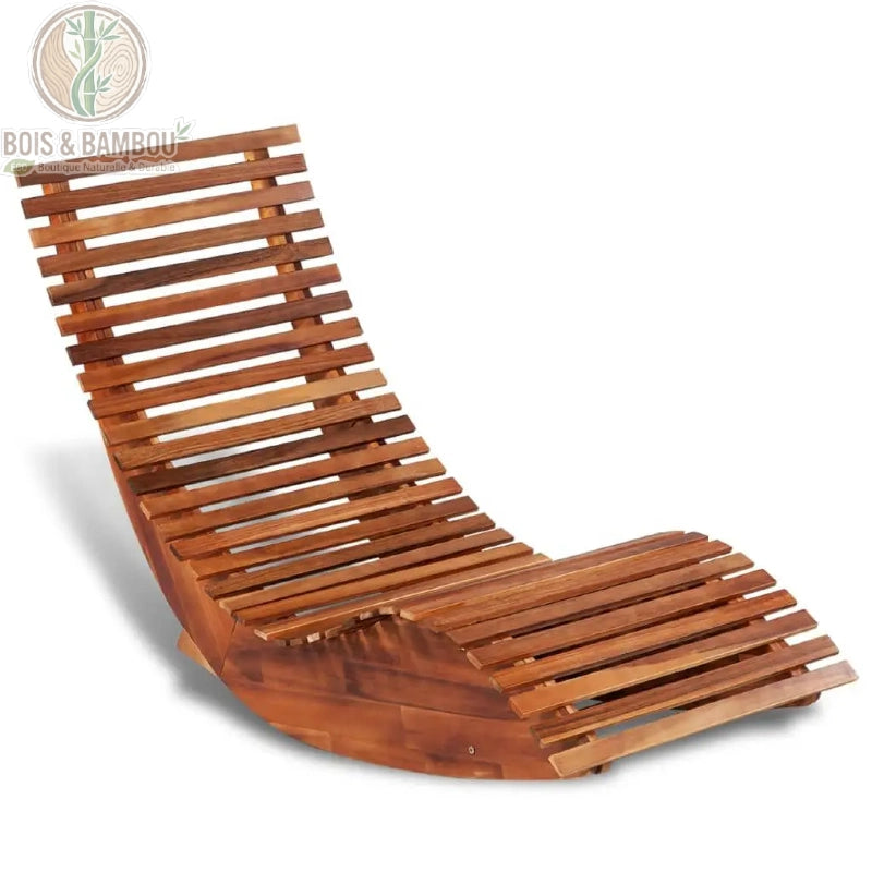 Chaise Longue à Bascule en Acacia. Un bain de soleil ergonomique en lattes de bois d'acacia brun, présentant une forme incurvée élégante pour un balancement relaxant sur fond blanc.