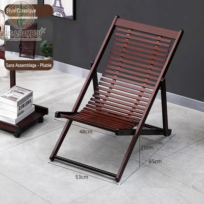 Chaise Longue en Bambou modele4. Chaise pliante en bambou teinté sombre avec dimensions affichées (53x85 cm), style classique sans assemblage, présentée dans un salon moderne.