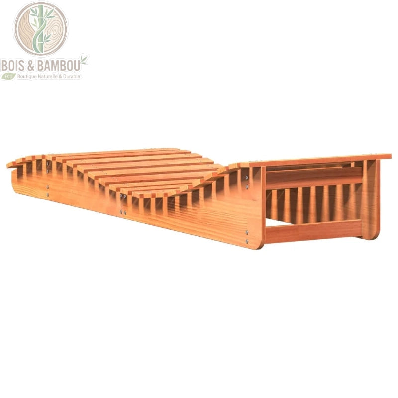 Chaise Longue en Pin Massif arriere. Vue arrière d'une chaise longue en bois massif montrant sa structure à lattes horizontales et sa forme ergonomique incurvée pour le jardin.