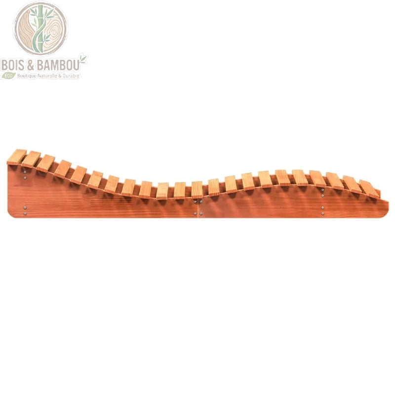 Chaise Longue en Pin Massif cote. Vue latérale d'une chaise longue ergonomique en bois de pin massif, présentant une ligne ondulée et une structure à lattes pour un confort optimal.