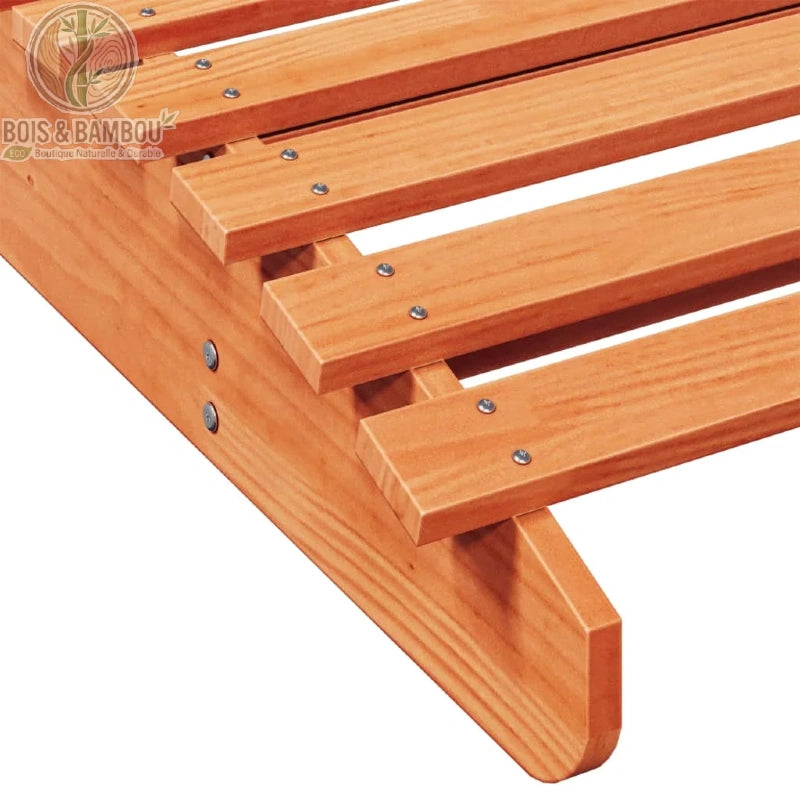 Chaise Longue en Pin Massif details. Gros plan sur l'assemblage robuste des lattes en pin massif d'une chaise longue, montrant les fixations par vis et la finition lisse du bois.