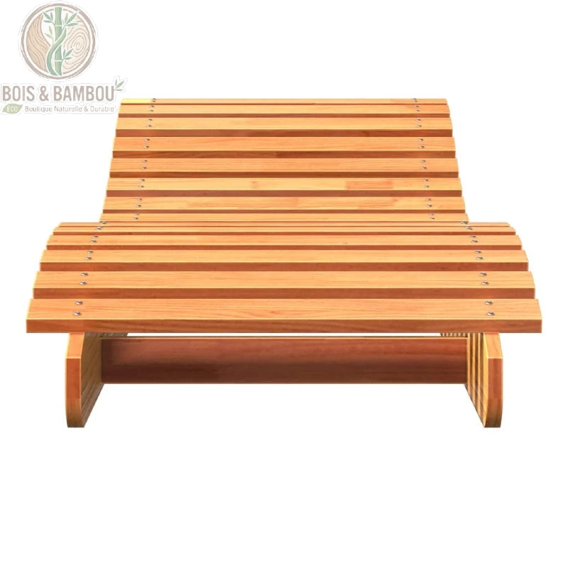 Chaise Longue en Pin Massif face. Vue de face d'une chaise longue en bois de pin massif, montrant sa structure à lattes horizontales régulières et sa base solide sur un fond blanc.