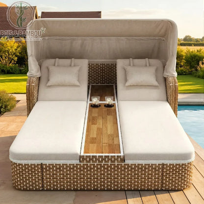 Chaise Longue en bois avec Auvent face. Vue de face d'un lit de jardin double haut de gamme en résine tressée beige, avec dossiers inclinables, auvent protecteur et tablette centrale en bois intégrée.