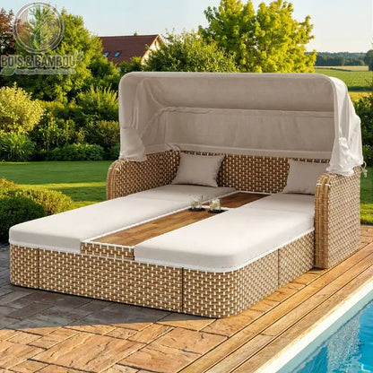 Chaise Longue avec Auvent. Un luxueux lit de jardin double en résine tressée avec coussins blancs, auvent rétractable et tablette centrale, installé au bord d'une piscine ensoleillée.