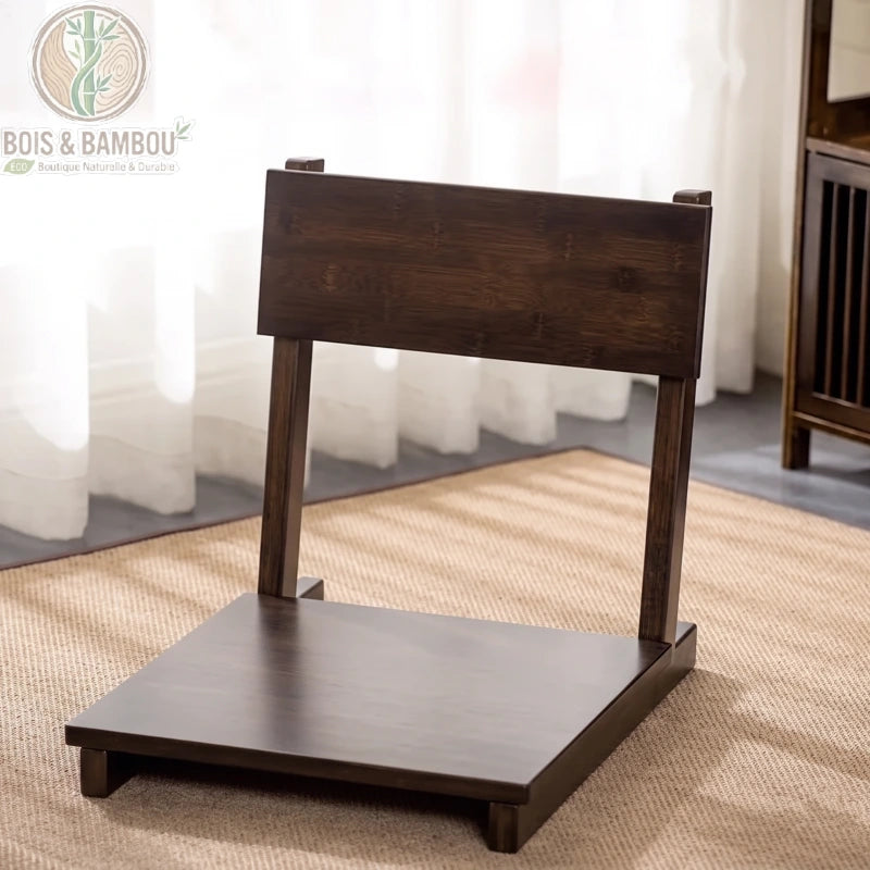 Chaise Zaisu Zen couleur1. Chaise de sol japonaise minimaliste en bambou teinté marron foncé, dotée d'un dossier épuré, posée sur un tapis naturel dans un intérieur lumineux et zen.