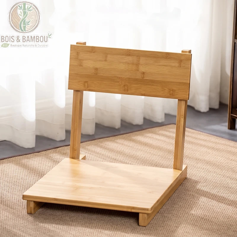 Chaise Zaisu Zen couleur2. Chaise de sol japonaise artisanale en bambou naturel clair, offrant un design minimaliste et épuré, posée sur un tapis de jute dans un intérieur lumineux et apaisant.