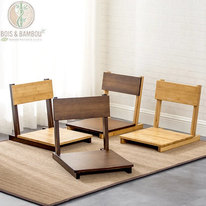 Chaise Zaisu Zen. Quatre chaises japonaises sans pieds en bambou, déclinées en teintes naturelles et marron foncé, disposées sur un tapis beige dans un intérieur minimaliste.